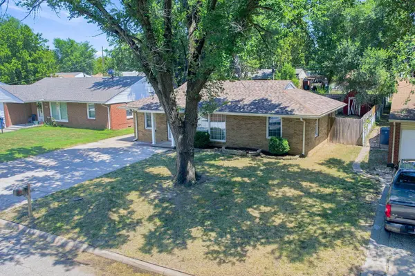 1214 N Westview Dr, Derby, KS 67037