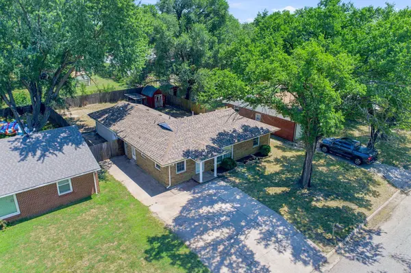 1214 N Westview Dr, Derby, KS 67037