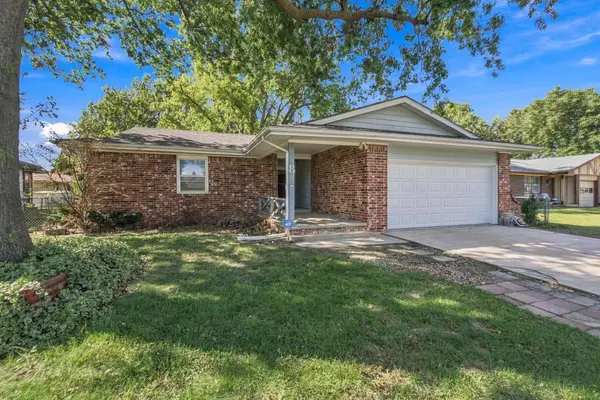 8 N Breeze Ct, Valley Center, KS 67147