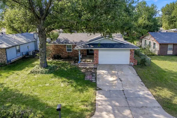 8 N Breeze Ct, Valley Center, KS 67147