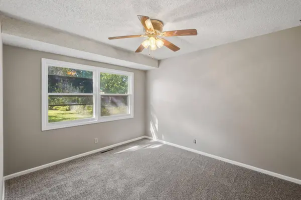 8 N Breeze Ct, Valley Center, KS 67147
