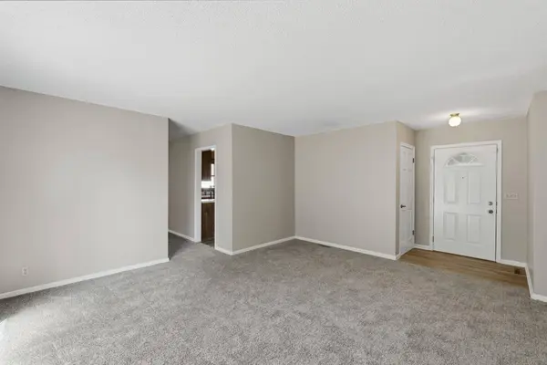 8 N Breeze Ct, Valley Center, KS 67147