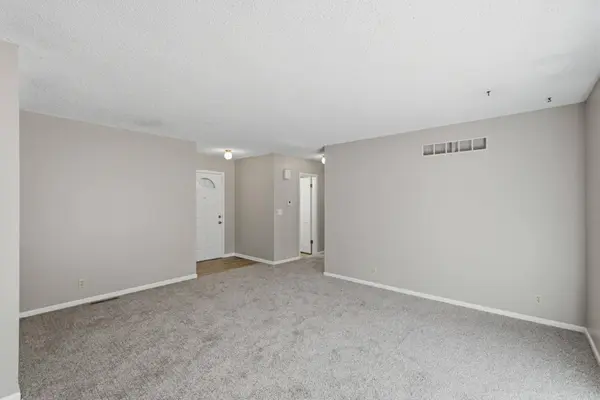 8 N Breeze Ct, Valley Center, KS 67147