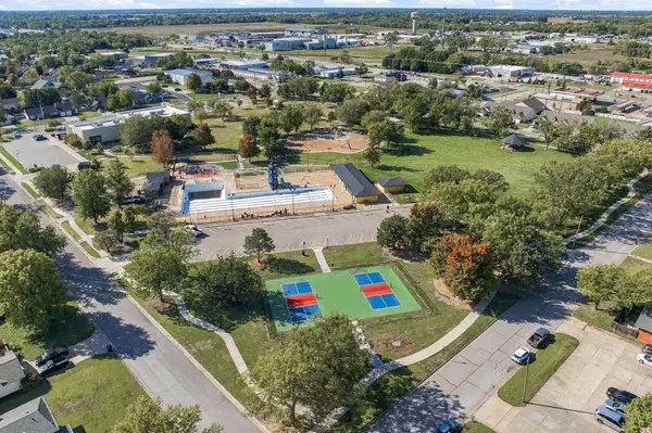 140 S Colby St, Valley Center, KS 67147
