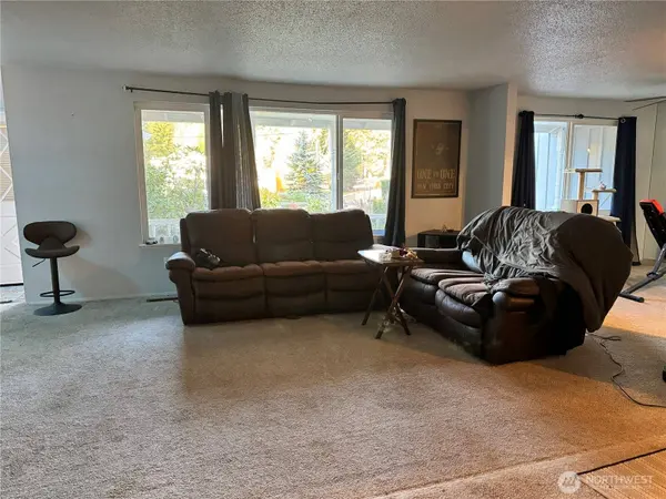 13801 Dana LN E, Puyallup, WA 98373