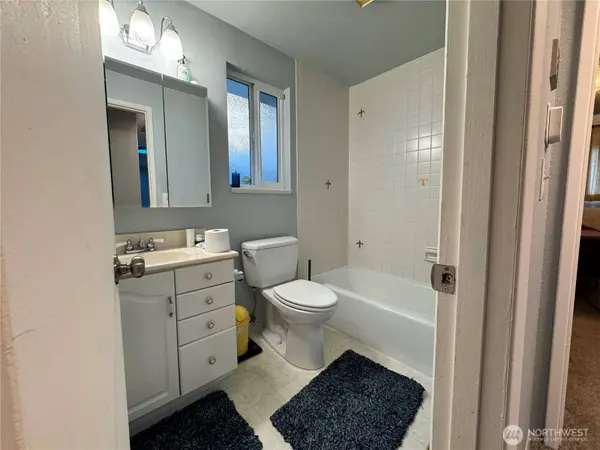 13801 Dana LN E, Puyallup, WA 98373