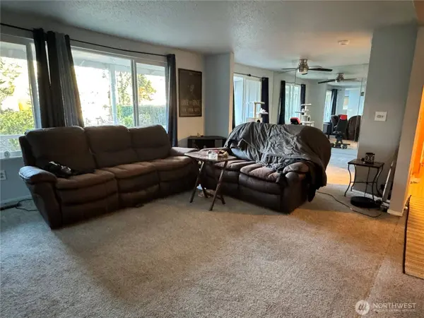 13801 Dana LN E, Puyallup, WA 98373