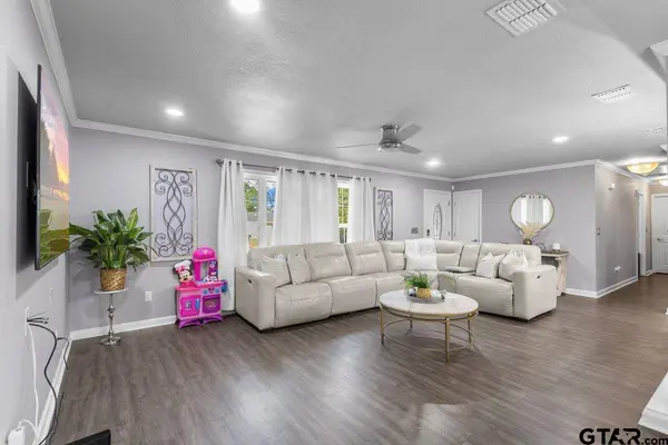 901 Mockingbird Ln, Carthage, TX 75633