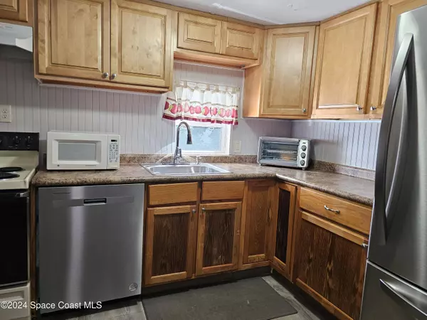 1091 Laurel CT NE, Palm Bay, FL 32907