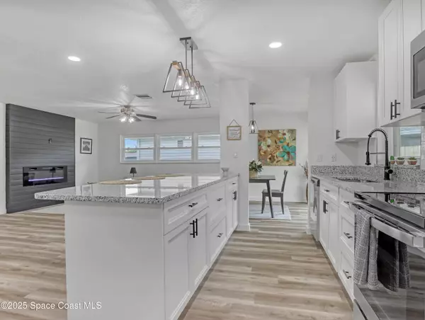 872 Sadnet CIR NE, Palm Bay, FL 32905