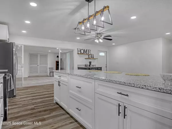 872 Sadnet CIR NE, Palm Bay, FL 32905