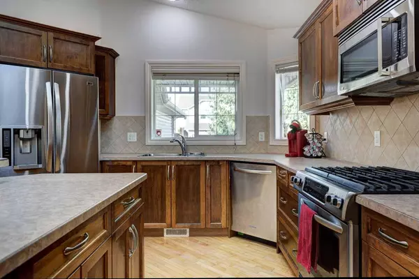 355 New Brighton PL SE, Calgary, AB T2Z 4W6