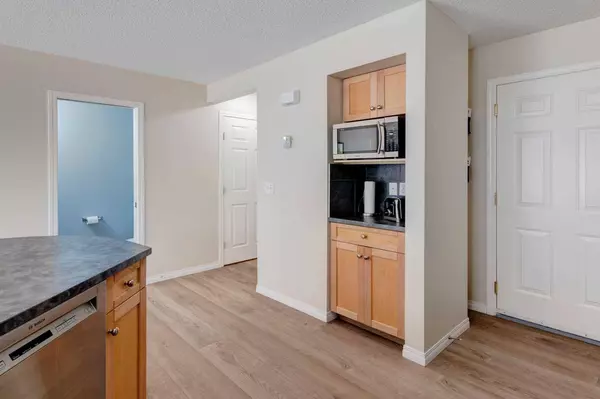 114 Royal Oak GDNS NW, Calgary, AB T3G 5S5