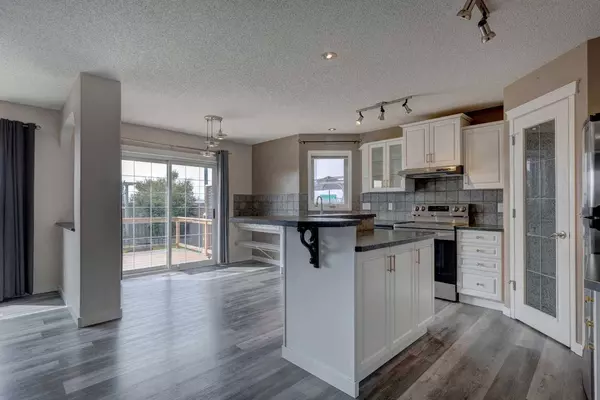 194 Somerglen WAY SW, Calgary, AB T2Y 4B3