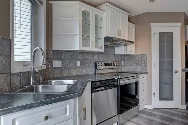 194 Somerglen WAY SW, Calgary, AB T2Y 4B3