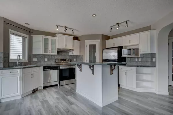 194 Somerglen WAY SW, Calgary, AB T2Y 4B3