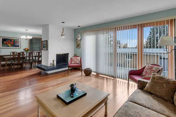 1801 Cayuga DR NW, Calgary, AB T2L 0N5