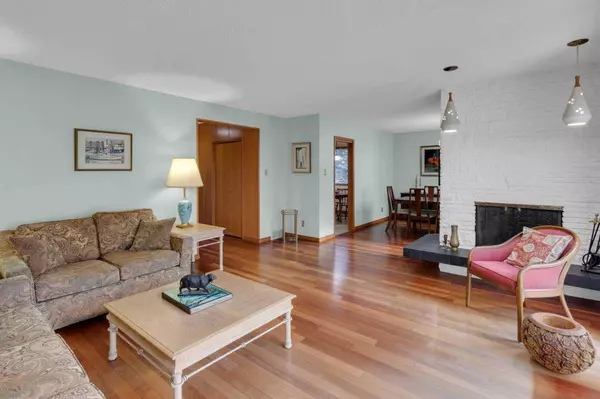 1801 Cayuga DR NW, Calgary, AB T2L 0N5