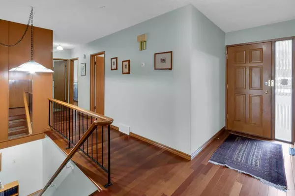 1801 Cayuga DR NW, Calgary, AB T2L 0N5