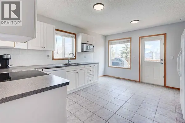 44 Somerglen Heath SW, Calgary, AB T2Y4A3