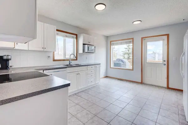 44 Somerglen Heath SW, Calgary, AB T2Y 4A3