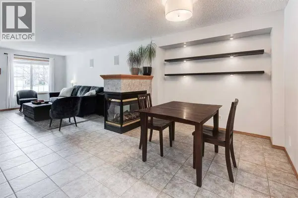 44 Somerglen Heath SW, Calgary, AB T2Y4A3