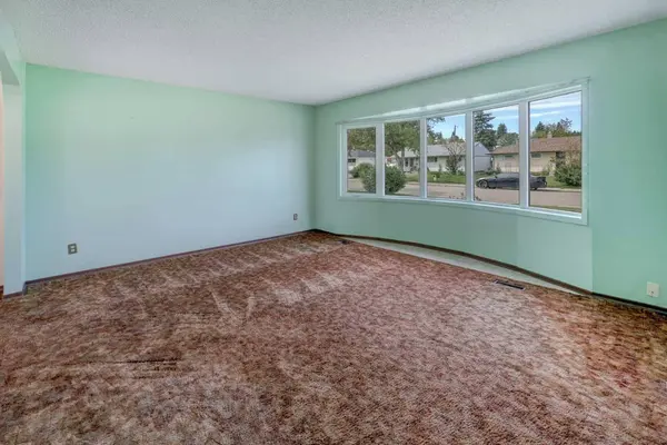 50 Thornlee CRES NW, Calgary, AB T2K 2W8