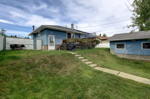 50 Thornlee CRES NW, Calgary, AB T2K 2W8
