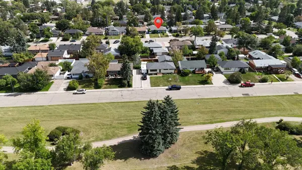 50 Thornlee CRES NW, Calgary, AB T2K 2W8