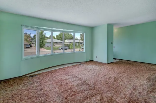 50 Thornlee CRES NW, Calgary, AB T2K 2W8