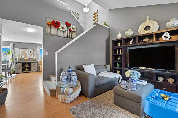 Airdrie, AB T4B 3L4,824 Luxstone Sq SW