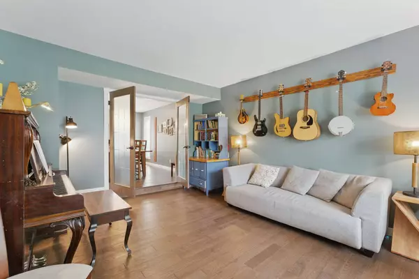 74 Deermont Rd SE, Calgary, AB T2J 5T5