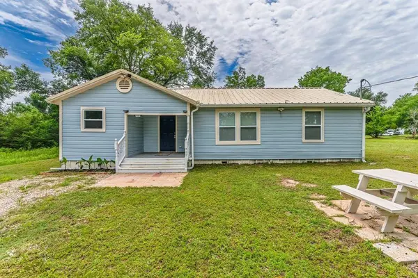 208 Lee Ivie Lane, Emory, TX 75440