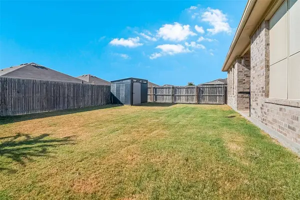 1048 Waverly Drive, Van Alstyne, TX 75495