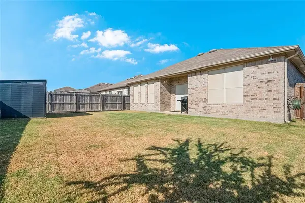 1048 Waverly Drive, Van Alstyne, TX 75495