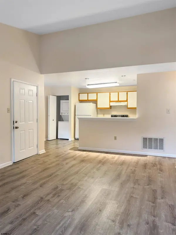 621 E Lakefront Cir, Smithville, NJ 08205