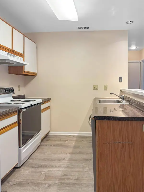 621 E Lakefront Cir, Smithville, NJ 08205