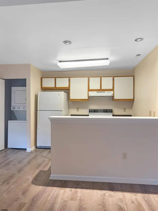621 E Lakefront Cir, Smithville, NJ 08205
