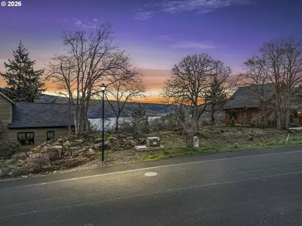 895 5TH AVE, Mosier, OR 97040