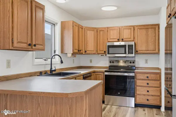 9356 Sea Parrot CIR, Anchorage, AK 99515