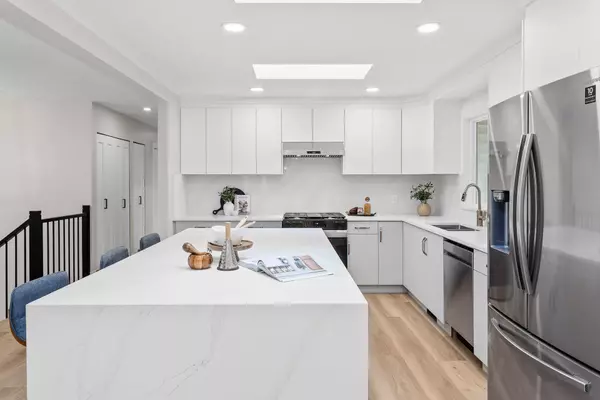 2466 Tolmie AVE, Coquitlam, BC V3K 3E7