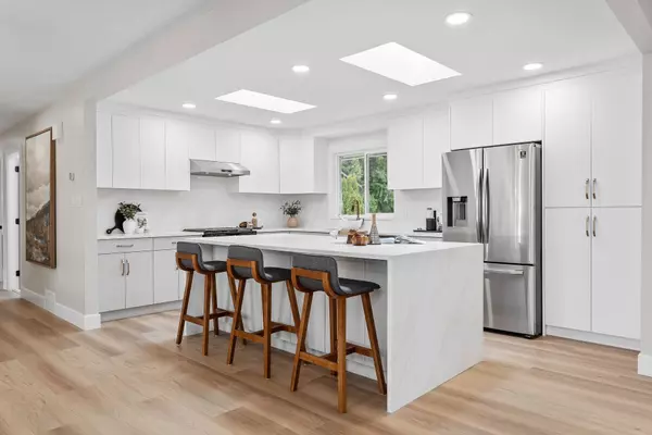 2466 Tolmie AVE, Coquitlam, BC V3K 3E7