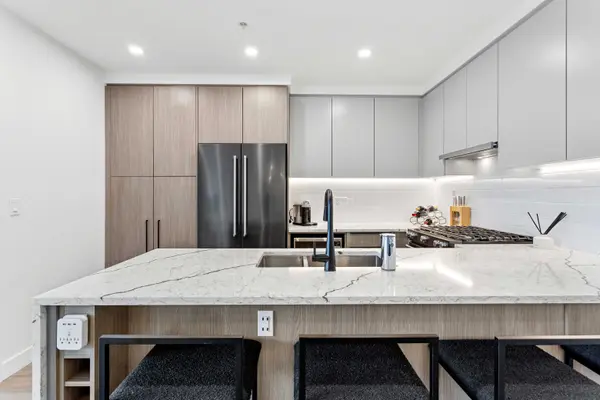 2408 Grant St #201, Vancouver, BC V5K 3G4