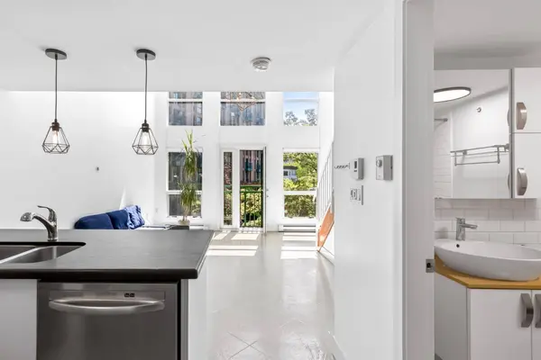 1 E Cordova ST #309, Vancouver, BC V6A 4H3
