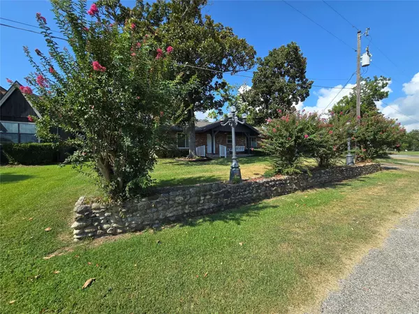 30 N Terrace DR, Point Blank, TX 77364