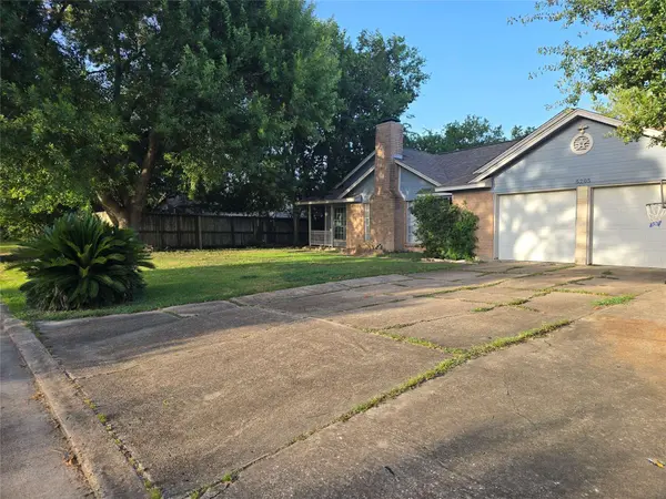 5205 Winding Brook DR, Dickinson, TX 77539
