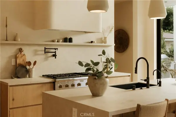 14032 Hartsook, Sherman Oaks, CA 91423