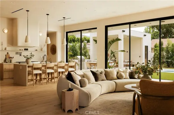 14032 Hartsook, Sherman Oaks, CA 91423