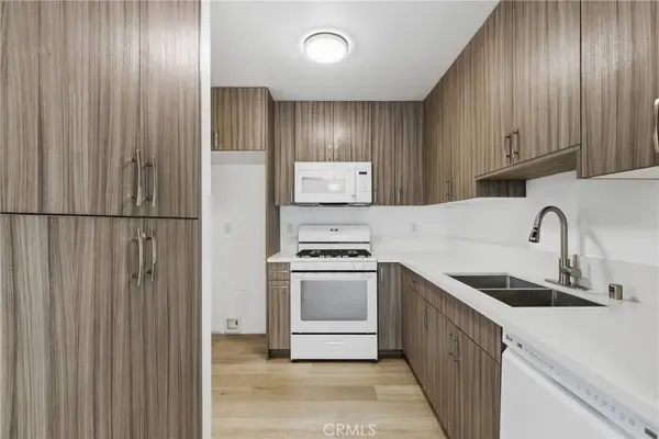 22137 Burbank #3, Woodland Hills, CA 91367