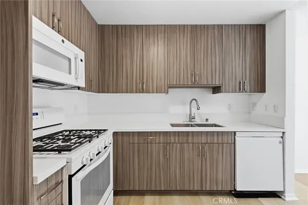 22137 Burbank #3, Woodland Hills, CA 91367